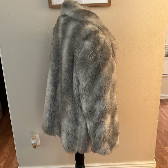 Beautiful warm vintage Saxton Hall coat. Says size 18, fits like a size large. - Picture 2 of 7